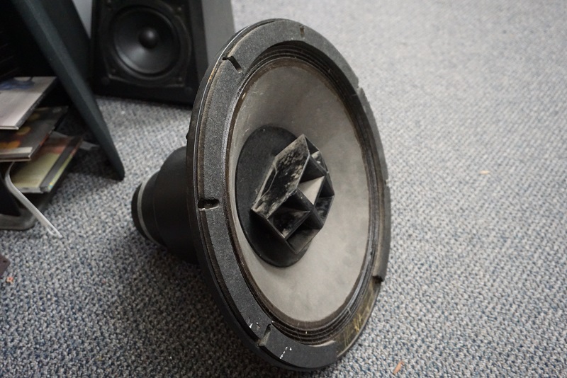 11. Altec Lansing 604G pub